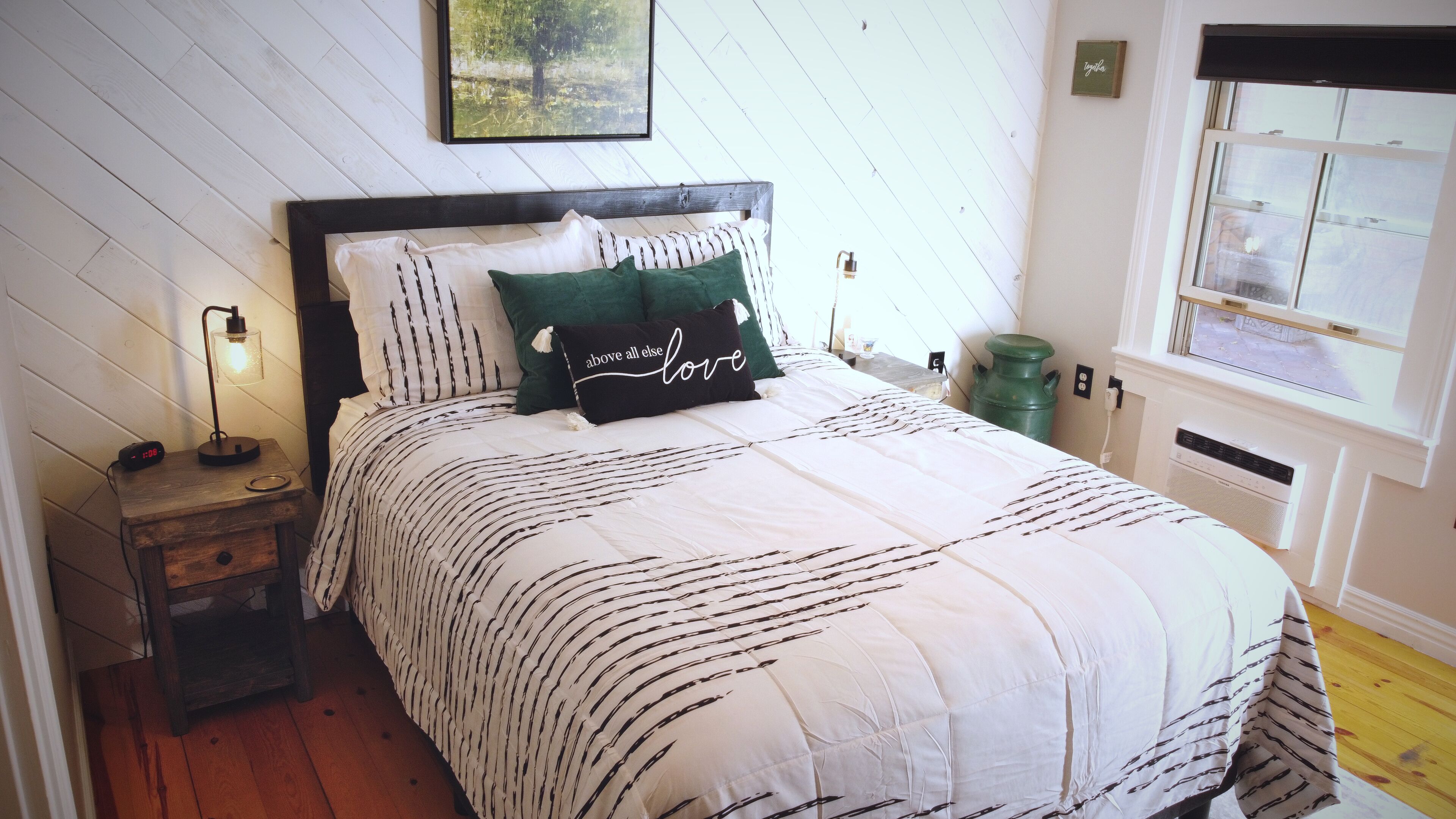 #8 Cozy Room in Historic Inn, Green Grotto