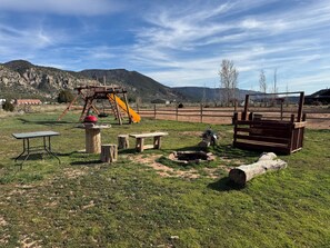 Children’s area - Life is good on the farm (New Harmony)