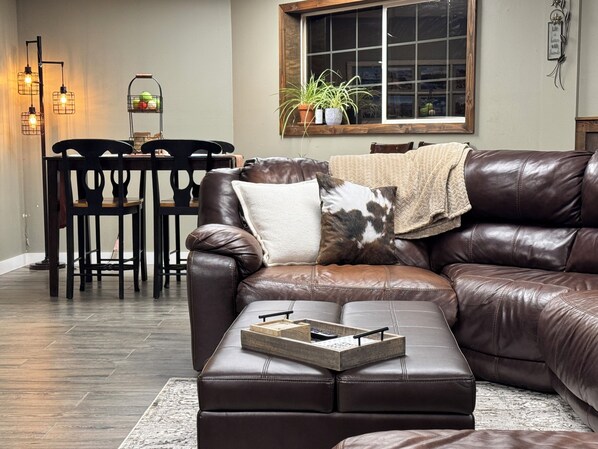 Smart TV, chimenea y libros