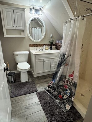 Dusche, Haartrockner, Handtücher, Seife