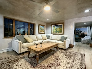 Smart TV, fireplace, books - Charming Adobe Retreat - Mountain Views - Hot Tub & Fire Pit (Santa Fe)