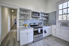 Réfrigérateur, micro-ondes, plaque de cuisson, cafetière/bouilloire