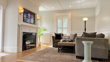 Smart TV, fireplace