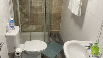 Comfort Apartment | Bathroom | Combined shower/tub, towels
