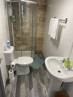Comfort Apartment | Bathroom | Combined shower/bathtub, towels