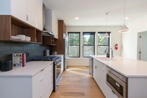 Oven, stovetop, toaster, cookware/dishes/utensils