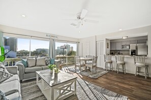 Smart TV - Gulf Terrace, Destin, Beautifully decorated, inviting unit. 5 Min. to Big Kahuna (Destin)