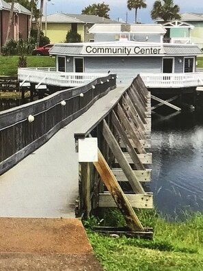 A community center with a dock extending into a body of water. - Gulf Terrace, Destin, Beautifully decorated . 5 Min. to Big Kahuna (Destin)