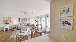 Interior - Gulf Terrace, Destin, Beautifully decorated, pet friendly . 5 Min. to Big Kahuna (Destin)