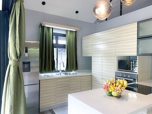 Fridge, microwave, oven, stovetop - New cozy vacation home on Bora Bora (Bora-Bora)