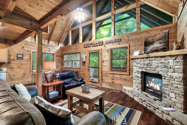 Perusmökki | Oleskelualue | 40–tuumainen LCD-televisio, jossa satelliittikanavat