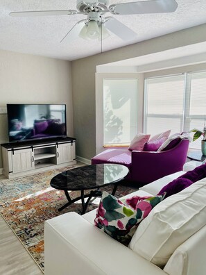 Smart TV - 5 min walk to beach access! Remodeled, Clean, Romantic & Ready for your visit! (Madeira Beach)