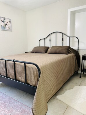 2 bedrooms, iron/ironing board, WiFi, bed sheets - 5 min walk to beach access! Remodeled, Clean, Romantic & Ready for your visit! (Madeira Beach)