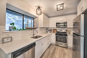 Geladeira, micro-ondas, cooktop, lava-louças