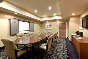 Meeting facility - Chic 1BR Suite w/ Kitchen | Free Breakfast + Pool (Tucson)