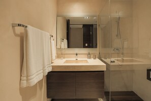 Shower, hair dryer, towels, soap - Casa Yaxchin: Private Plunge Pool - 2 br Apartment (Tulum)