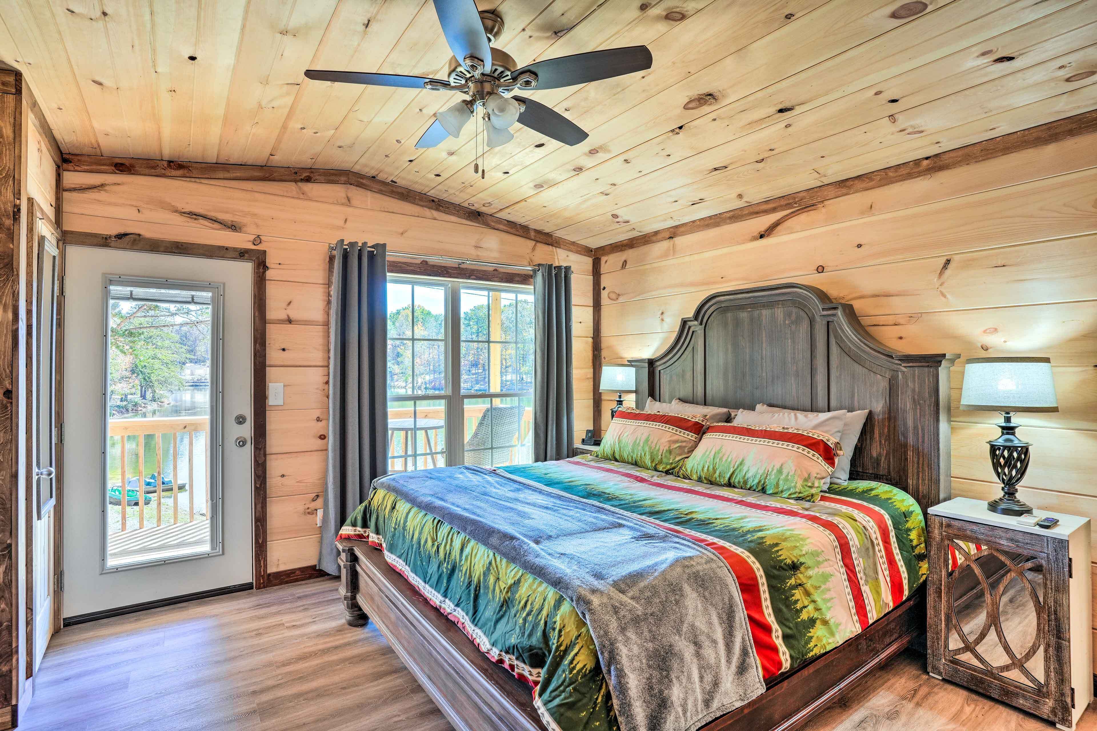 2 bedrooms, desk, iron/ironing board, WiFi