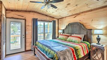 2 bedrooms, desk, iron/ironing board, WiFi