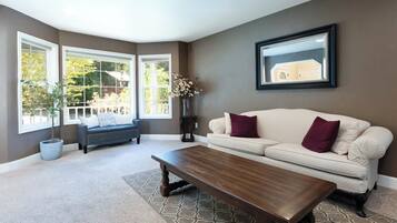 Smart-TV, Kamin, Tischtennisplatte, Arbeitsbereiche