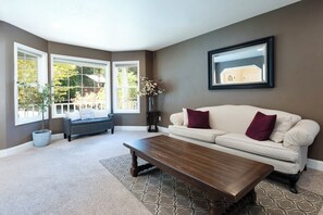 Smart TV, fireplace, table tennis, offices - Bella: luxury, spacious 5 BR, game room, fire pit (Corvallis)