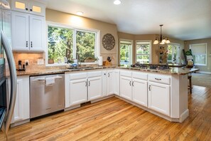 Fridge, microwave, oven, stovetop - Bella: luxury, spacious 5 BR, game room, fire pit (Corvallis)