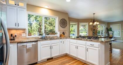 Bella: luxury, spacious 5 BR, game room, fire pit