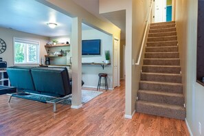 Smart TV, fireplace, ping pong, offices - Bella: luxury, spacious 5 BR, game room, fire pit (Corvallis)