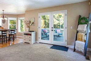 Interior - Bella: luxury, spacious 5 BR, game room, fire pit (Corvallis)