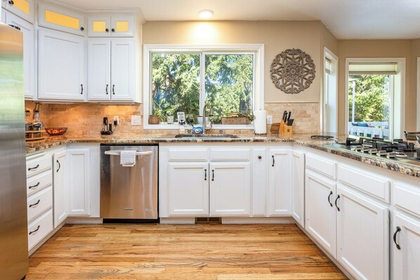 Fridge, microwave, oven, stovetop - Bella: luxury, spacious 5 BR, game room, fire pit (Corvallis)