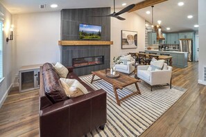 Televisión y chimenea 