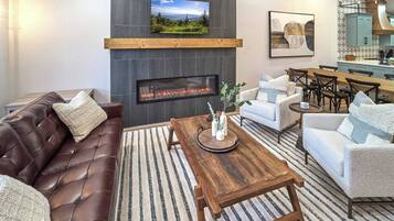 Télévision, cheminée