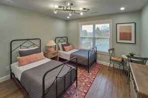 2 bedrooms, iron/ironing board, travel crib, WiFi - Stunning, Newly Renovated Villa! Close to Strip #2 (Pigeon Forge)
