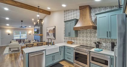 Stunning, Newly Renovated Villa! Close to Strip #2