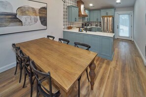 Dining - Stunning, Newly Renovated Villa! Close to Strip #2 (Pigeon Forge)