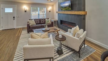 Televisión y chimenea