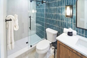 Combined shower/bathtub, hair dryer, towels