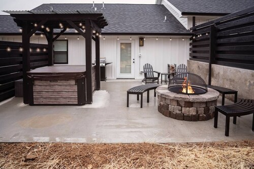 Stunning, Newly Renovated Villa! Close to Strip #2