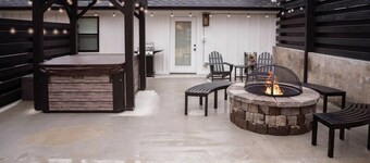 Stunning, Newly Renovated Villa! Close to Strip #2