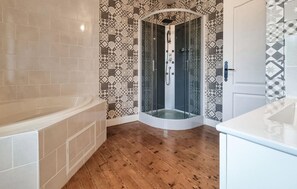 Ensemble douche/baignoire, sèche-cheveux