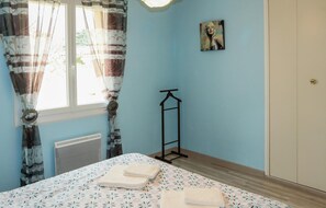 3 bedrooms, travel crib, free WiFi, bed sheets - Awesome home in Pierrelatte with WiFi (Pierrelatte)