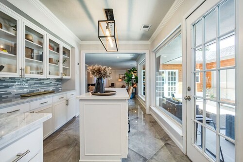 Relax with Style - Great Location and Amenities