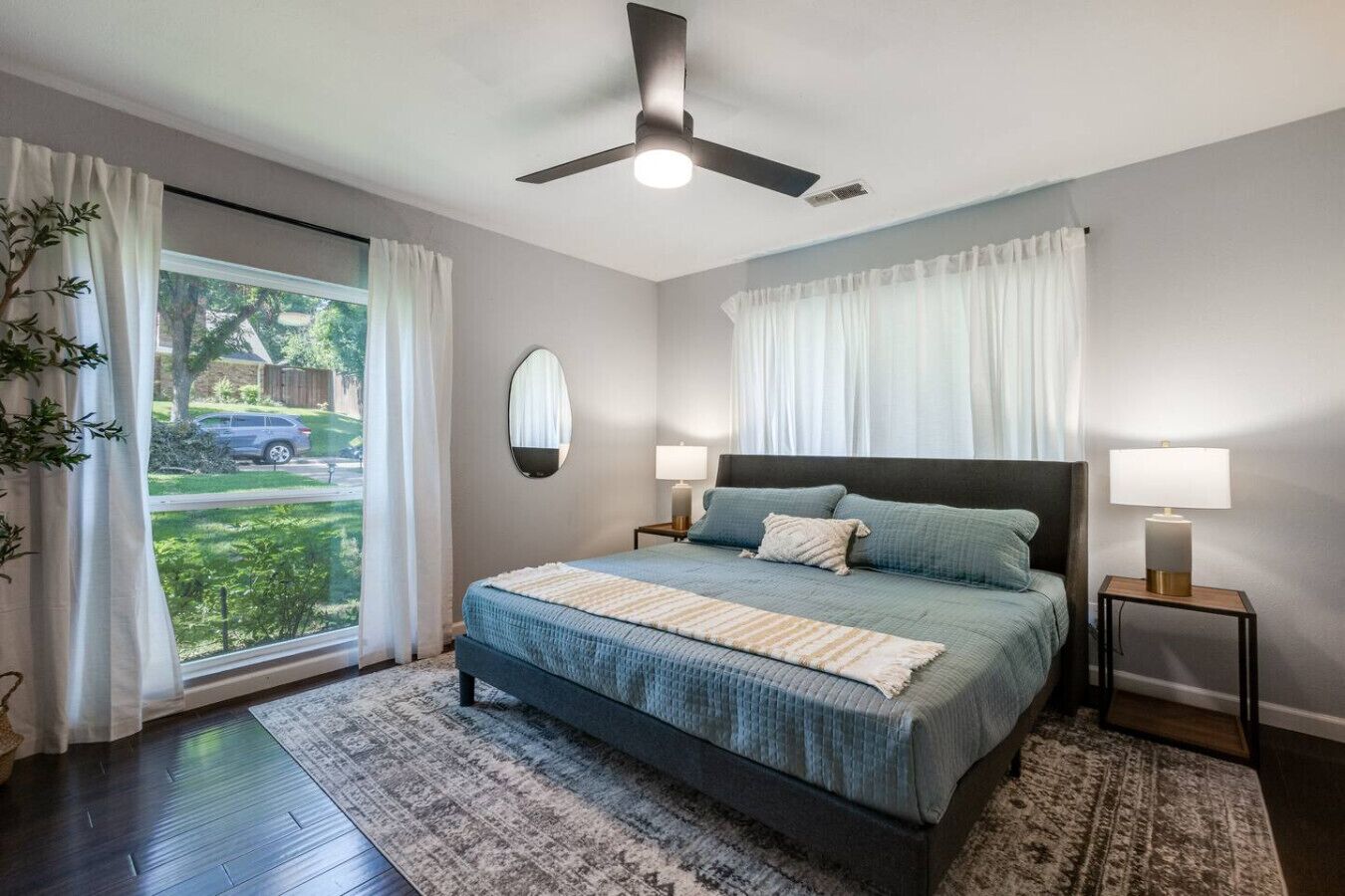 1 chambre, bureau, fer et planche à repasser, lit de bébé portatif