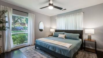 1 chambre, bureau, fer et planche à repasser, lit de bébé portatif