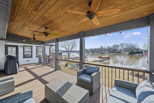 Spacious updated (3Br/3B+Bunks) lake home w/hot tub- walk to shops & restaurants