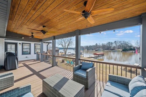 Updated 3/3 Lake Home w/Hot Tub