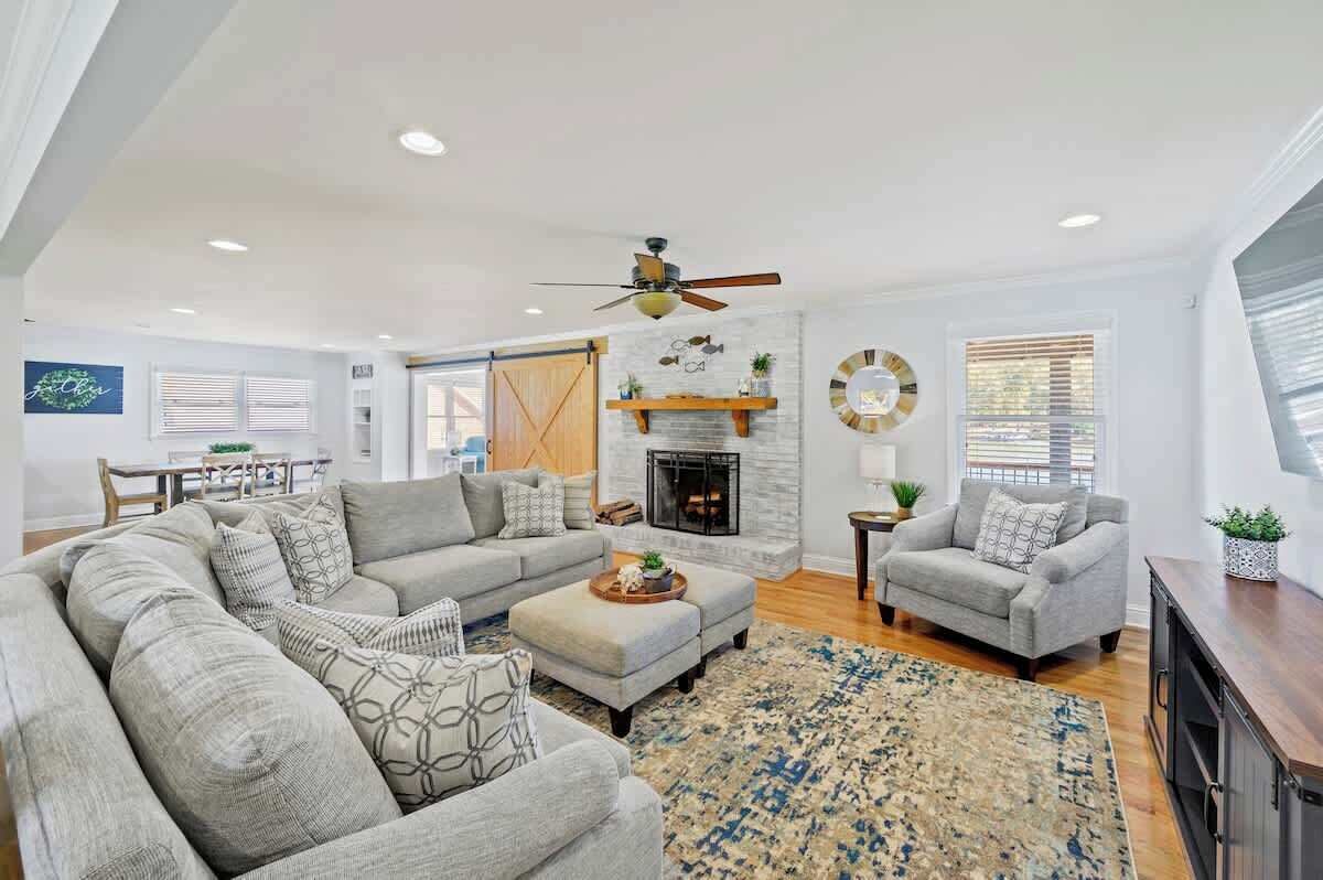 TV, fireplace, offices