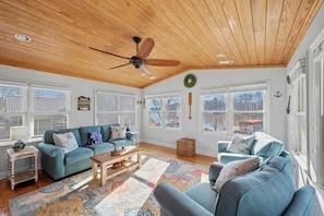 TV, fireplace, offices - Updated 3/3 Lake Home w/Hot Tub (Eatonton)