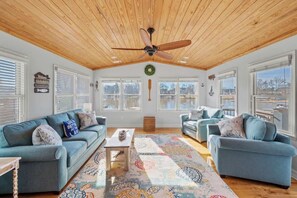 Télévision, cheminée, espaces bureaux