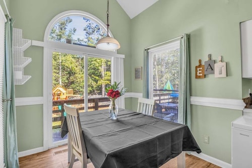 Carolina Cottage - Sleeps 11 - 20 mins to Raleigh - Game/Movie Room w/Projector!