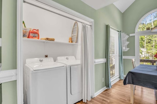 Carolina Cottage - Sleeps 11 - 20 mins to Raleigh - Game/Movie Room w/Projector!